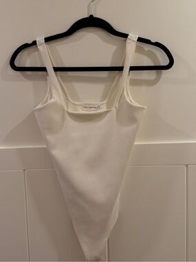 Good American Cream Scoop Neck Stretch Bodysuit